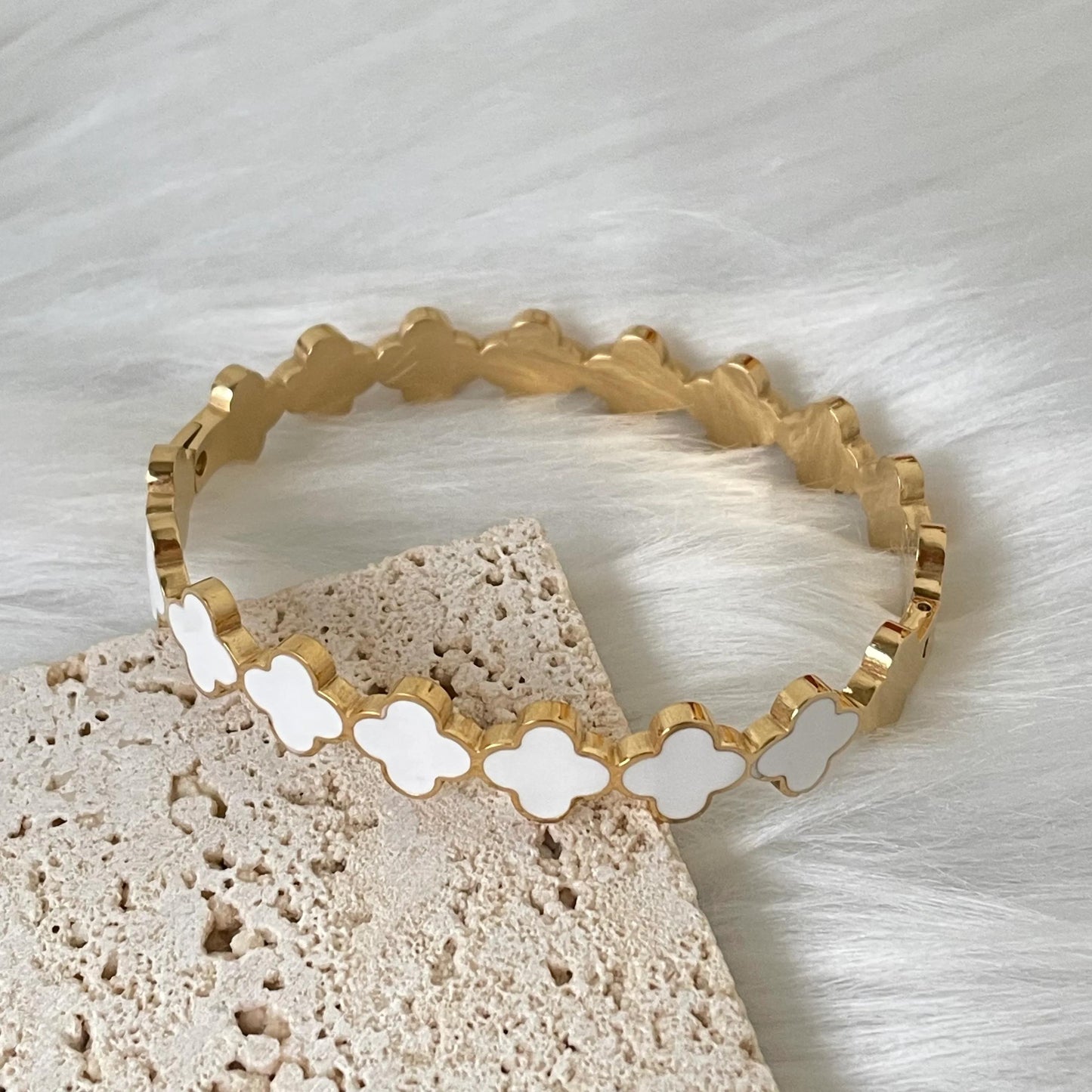 Stainless steel All in All White Clover bangle